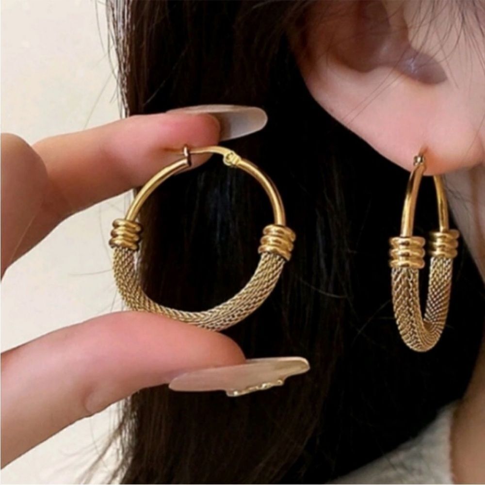 18K Plated Gold Mesh SnapBack Hoop Earrings - Picture 2 of 5